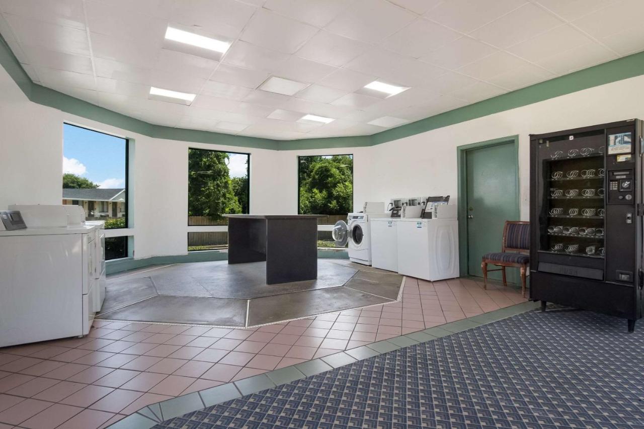 Suburban Studios Florence - Darlington Exterior photo